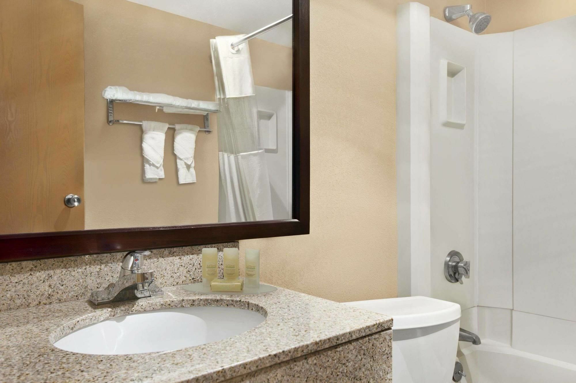 Quality Inn & Suites Cincinnati Extérieur photo